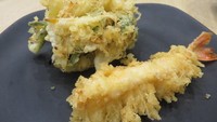 Udon berkuah hangat sangat enak dinikmati dengan ebi ten dan kakiage yang renyah. Slurp!