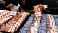 Polisi mengamankan uang palsu pecahan Rp 100 ribu dan Rp 50 ribu.