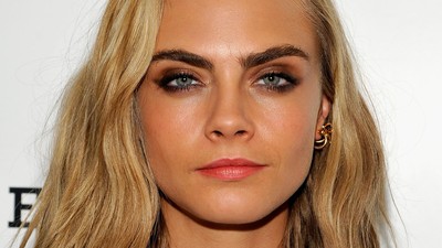 Cara Delevingne Lebih Cocok Rambut Panjang atau Pendek?