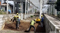 Untuk menunjang DDT, tiga stasiun di Bekasi juga akan direnovasi. Tiga stasiun tersebut adalah Stasiun Tambun, Cikarang, dan Bekasi.