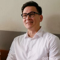 Marcelino Lefrandt juga memiliki wajah yang awet muda. Mantan suami Dewi Rezer ini berusia 43 tahun. Foto: Palevi S/detikHOT