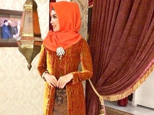 Tips Pilih Jilbab Saat Pakai Kebaya ke Kondangan