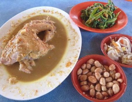 Ayam Betutu yang Gurih Pedas Bisa Dinikmati di 4 Tempat Ini Ayam Betutu yang Gurih Pedas Bisa Dinikmati di 4 Tempat Ini