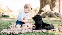 Foto-foto tersebut diambil di kediaman mereka di Norfolk baru-baru ini.  (Twitter/KensingtonRoyal)