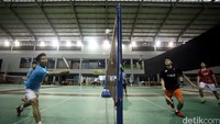 Para atlet bulutangkis tampak serius berlatih.