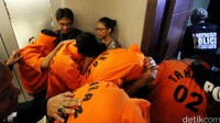 Para tersangka dihadirkan dalam jumpa pers.