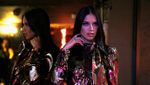Adriana Lima Seksi Pamer Kaki Jenjang