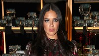 Lewat dress tersebut, model berusia 35 tahun itu juga terlihat memesona. Randy Shropshire/Getty Images/detikFoto.