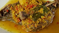 Ayam kampung di Bali biasa diolah ayam betutu bali. Diungkep dengan bumbu rempah komplet dan cabe segar hingga meresap. Pedas menyegat dan gurih mantap rasanya. Resepnya bisa dilihat di sini! Foto: Detikfood