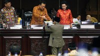Irman Gusman menerima laporan pelaksanaan tugas alat kelengkapan DPD dan pengesahan putusan DPD RI dari Ketua Badan Kehormatan (BK) DPDR, AM Fatwa.