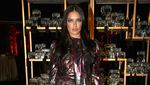 Adriana Lima Seksi Pamer Kaki Jenjang