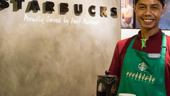 Untuk Pertama Kalinya Penyandang Tuna Rungu Bisa Bekerja di Gerai Starbucks