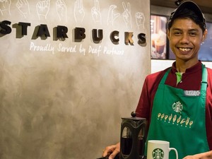 Untuk Pertama Kalinya Penyandang Tuna Rungu Bisa Bekerja di Gerai Starbucks