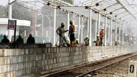 Pekerja tengah menyelesaikan pembangunan Stasiun Bekasi Timur, yang berada di Kelurahan Duren Jaya, Bekasi Timur, Jumat (22/07/2016).