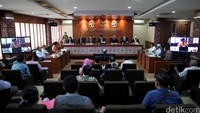 Kelima pihak teradu yakni Komisioner KPU Sigit Pamungkas, KPU RI, KPU dan Panwas Membramo Raya, KPU Nias Selatan, KPU Buol dan KPU Banggai Laut.
