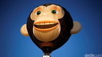 Balon raksasa berbentuk wajah monyet menghiasi langit Israel. Amir Cohen/Reuters/detikFoto