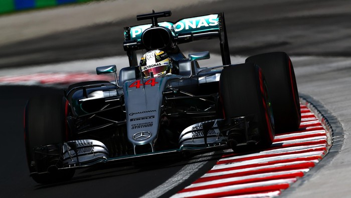 Duo Mercedes Dominasi Latihan Bebas Pertama