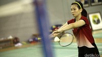Debby Susanto melakukan serve saat mengikuti latihan bersama para atlet lainnya.