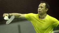 Pelatih pelatnas PBSI di nomor ganda campuran, Richard Mainaky memimpin latihan atlet bulutangkis.