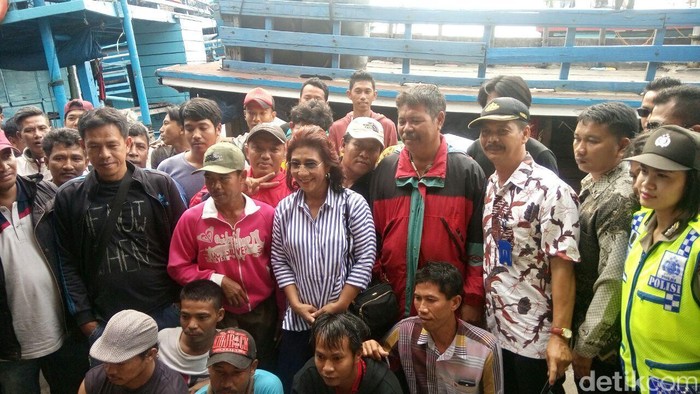 Ini Gaya Susi Berfoto Bareng Nelayan Muara Baru