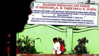 Spanduk larangan dagang kepada PKL pun terpasang di Jalan Ir H Juanda, Kota Bekasi, Jumat (22/07/2016).