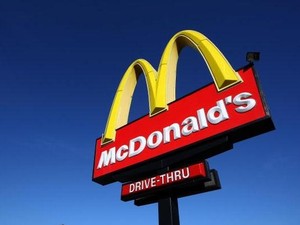 Tak Sabar Nunggu, Pria Ini Naik ke Meja Kasir McDonalds dan Buka Baju
