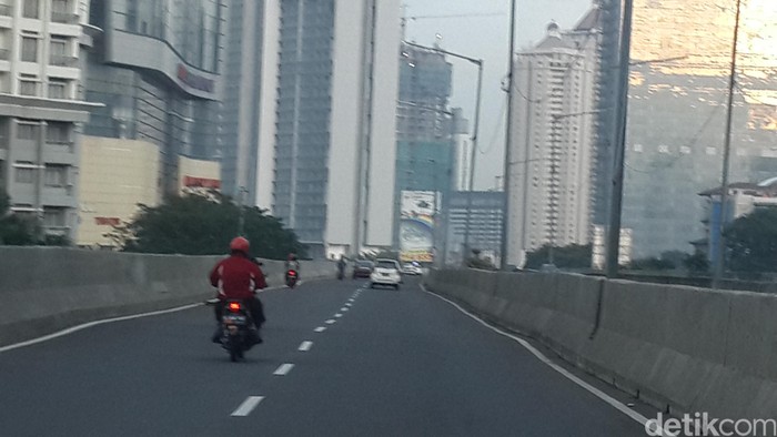 Pak Polisi, Tolong Tindak Pemotor yang Terobos JLNT Casablanca