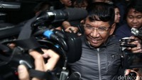 Dia dicecar penyidik KPK terkait dengan kasus suap dagang perkara di Pengadilan Negeri Jakarta Utara (PN Jakut) yang diatur panitera pengganti PN Jakut bernama Rohadi.