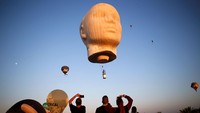 Warga menikmati pemandangan dilangit Israel yang dipenuhi balon raksasa. Amir Cohen/Reuters/detikFoto