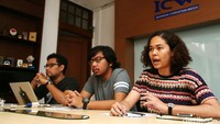 Peneliti ICW Lalola Easter (kanan) memberikan penjelasan terkait vonis para koruptor.