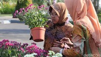 Wali Kota Surabaya Tri Rismaharini (Risma) ikut menata tanaman hias.