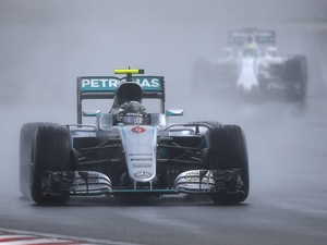 Hujan, Insiden, dan Empat Bendera Merah Saat Rosberg Raih Pole