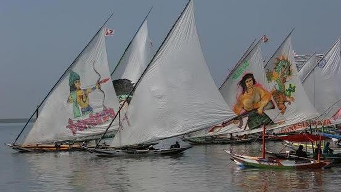 Meriahnya Lomba Perahu Layar di Pesisir Bulak Surabaya