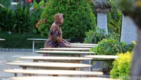 Wali Kota Surabaya Tri Rismaharini (Risma) wara-wiri memeriksa panggung termasuk sound system yang tengah ditata.