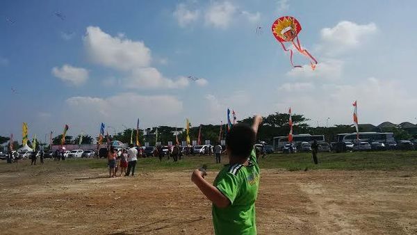 Festival Layang-layang Internasional Warnai Langit Surabaya