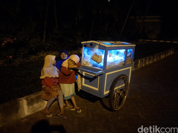 Kisah Srianah: Suami Sakit, Jalan Kaki Belasan Km Bersama 3 Anak untuk Jual Kue