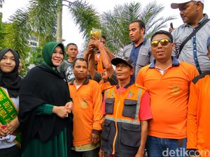 Walikota Banda Aceh Ajak Petugas Kebersihan Arak Piala Adipura
