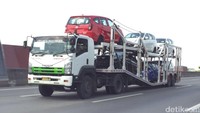 Sebanyak 6 mobil Daihatsu Sigra terlihat diangkut di tol Cikampek menuju Jakarta. Ada mobil berwarna biru, merah, hitam dan putih. Foto: Dadan Kuswaraharja