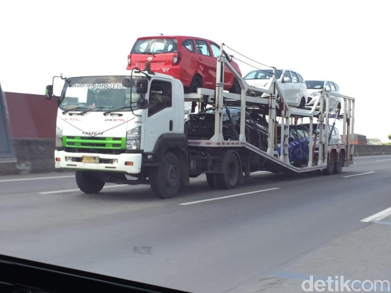 Enam MPV Murah Daihatsu Sigra Digendong di Tol Cikampek