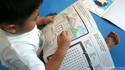 Pasien Anak Unjuk Kebolehan dalam Mewarnai