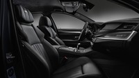 Di bagian interior, ada jahitan kontras putih yang mengimbangi kulit berwarna hitam. Dasbor yang terbuat dari karbon dihiasi dengan stiker Competition Edition.
