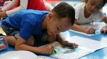Pasien Anak Unjuk Kebolehan dalam Mewarnai