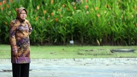 Wali Kota Surabaya Tri Rismaharini (Risma) memantau pembuatan panggung di Balai Kota Surabaya yang akan digunakan menjamu ribuan peserta Prepcom III dalam welcome dinner pada Senin (25/7/2016) sore.