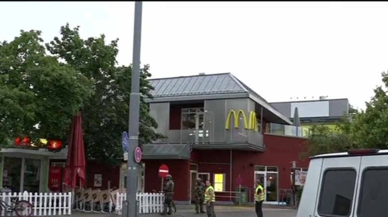 Saksi Pelaku Tembak Anak Kecil yang Makan  di Restoran 