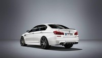 BMW M5 Competition Edition ditawarkan dengan pilihan warna bodi Carbon Black atau Mineral White. Mobil ini dilengkapi dengan pelek forged 20 inci dan beberapa sentuhan karbon di eksteriornya.