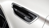 Tambahan tenaga pada BMW M5 Competition Edition ini hadir dari penyempurnaan ECU. Berkat tambahan tenaga tersebut, mobil ini bisa berakselerasi dari 0-100 km/jam dalam 3,9 detik.