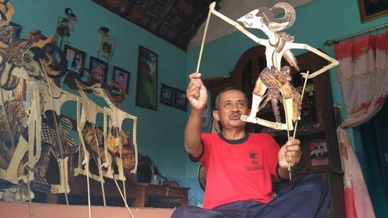 Seorang Dalang Ciptakan Wayang dari Daun Pisang Seorang Dalang Ciptakan Wayang dari Daun Pisang