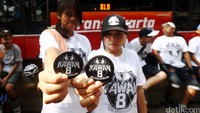 Para pemudi menunjukan PIN berlogo Kawan8 saat acara Car Free Day di Kawasan Senayan, Jakarta, Minggu (24/7/2017). Mereka juga mengajak untuk bisa berlaku adil dalam segala hal.