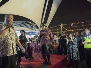 Ditraktir Makan Ikan, Menteri Basoeki Nyanyi Cucak Rowo di Depan Peserta Prepcom 3