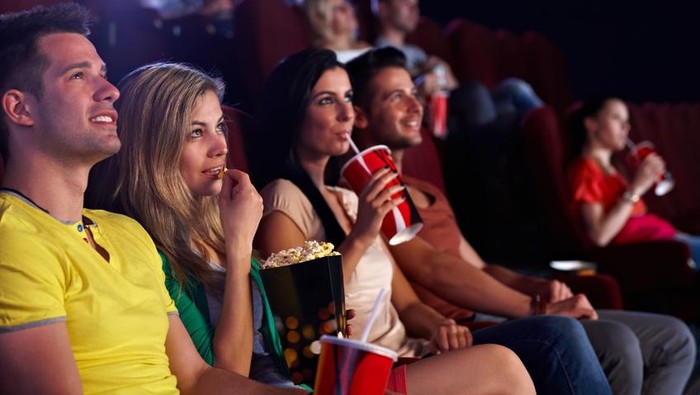 Ilustrasi orang nonton film di bioskop. Foto: iStock Ilustrasi orang nonton film di bioskop. Foto: iStock